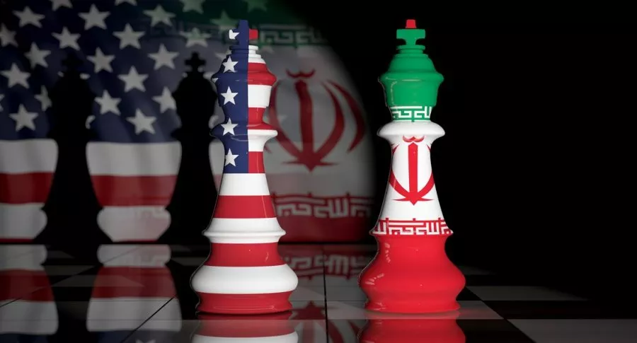 Banderas de Estados Unidos e Irán en reyes de ajedrez. Imagen de referencia para ilustrar tensión entre esos dos países por medida unilateral de EE.UU. para reestablecer sanciones de la ONU contra la nación islámica.