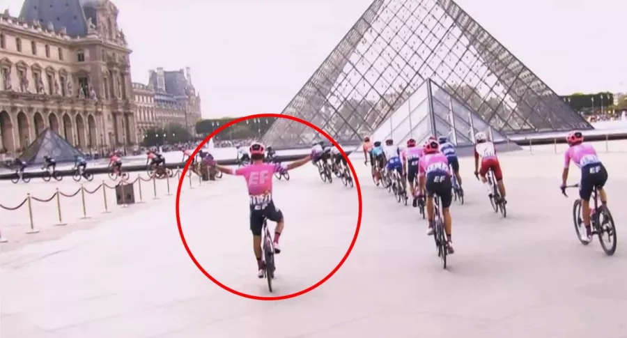 Rigoberto Urán, maravillado frente al Louvre en Tour de Francia