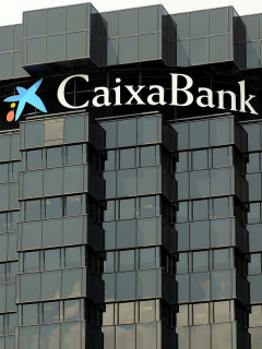 Combinación de imágenes de archivo creada el 4 de septiembre de 2020 que muestra la sede del banco CaixaBank-La Caixa en Barcelona (izq.) y la sede operativa del banco Bankia en Madrid.