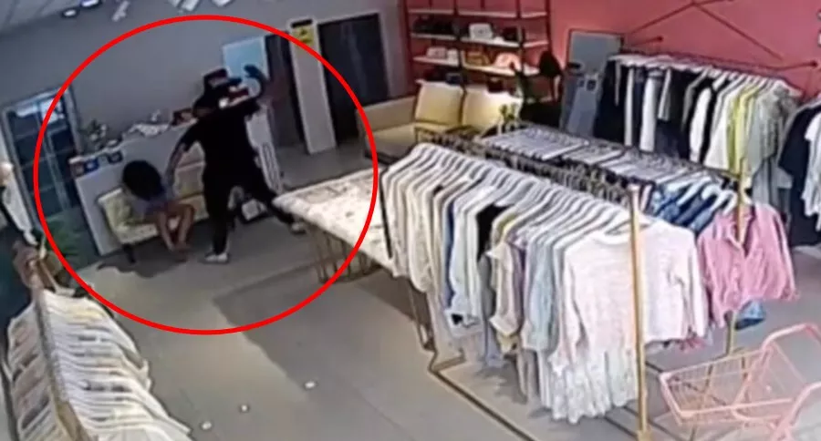 Captura de pantalla de hombre propinando brutal paliza a su esposa, en China