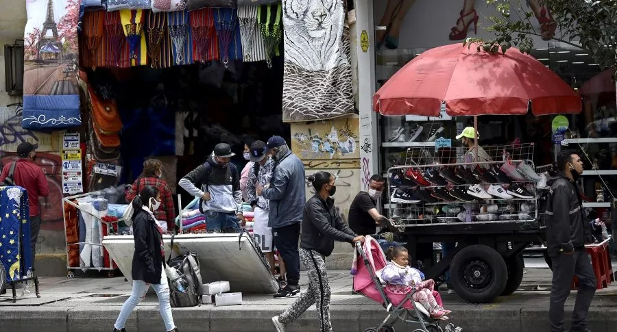 Ciudadanos de Bogotá, en donde se levantarán las medidas impuestas por el coronavirus