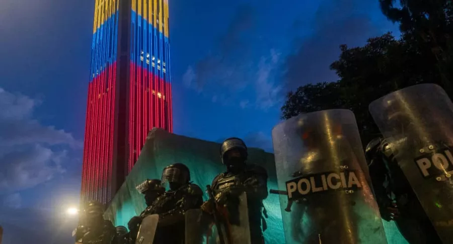 Policía de Colombia sobre torre Colpatria