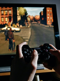 Usuario juega en un PS4, una de las consolas que recibirá nuevos juegos el 22 de septiembre
