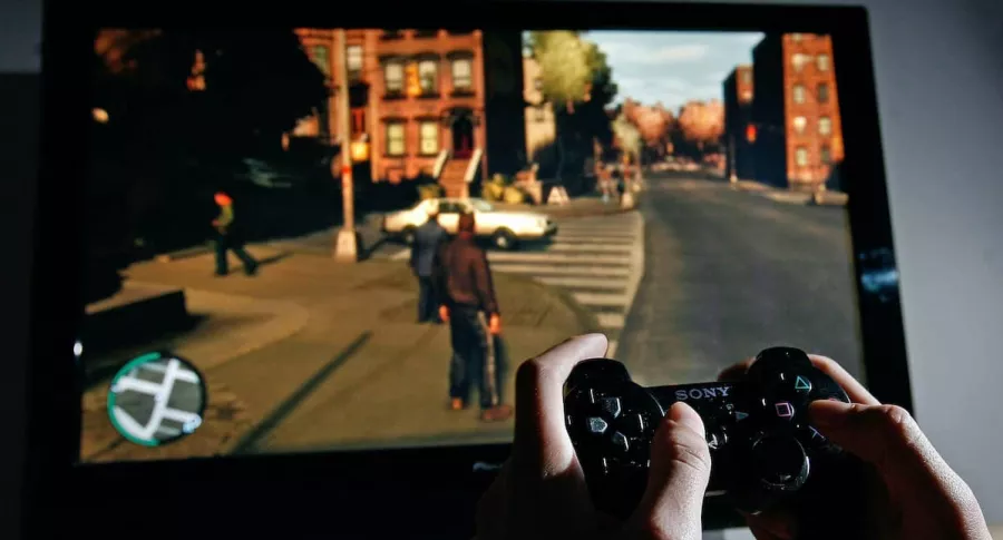 Usuario juega en un PS4, una de las consolas que recibirá nuevos juegos el 22 de septiembre