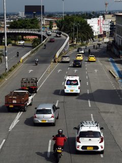 Imagen de movilidad en Bogotá ilustra nota sobre nuevos cambios en el pico y placa de la capital