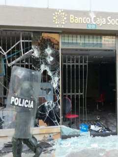 Foto de cómo quedó el Banco Caja Social en medio de manifestaciones en Bogotá.