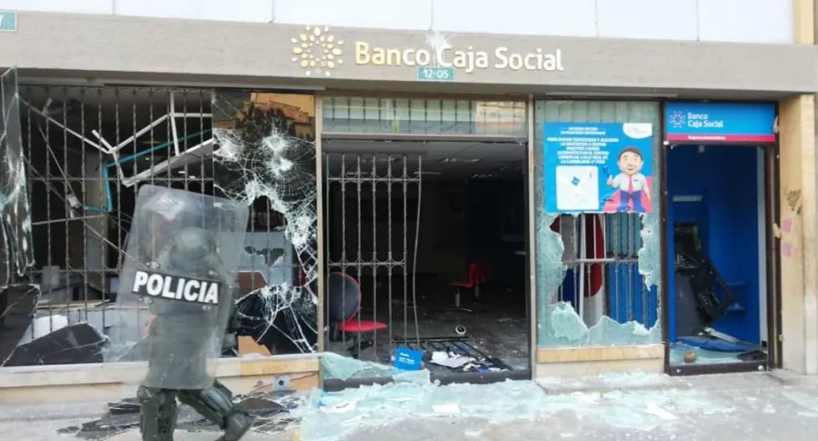 Foto de cómo quedó el Banco Caja Social en medio de manifestaciones en Bogotá.