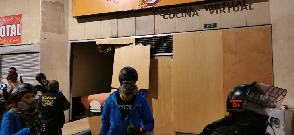 Foto del robo de un restaurante en el centro de Bogotá, en medio de las protestas del 21 de septiembre.