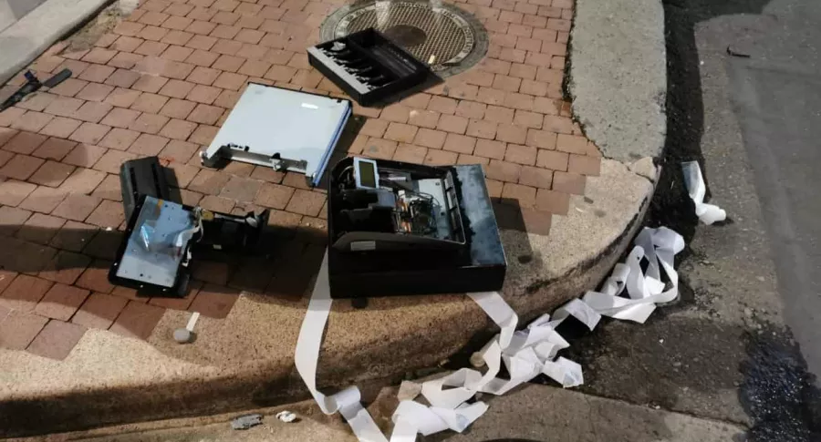 Imagen de una caja registradora que vándalos sacaron de un restaurante que robaron durante las protestas del 21 de septiembre en Bogotá.