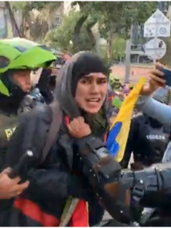Inti Asprilla dice que evitó que policías golpearan a un joven en protestas.