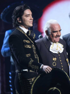 Foto de Alex, Vicente y Alejandro Fernández, a propósito de que el menor le propuso matrimonio a su novia