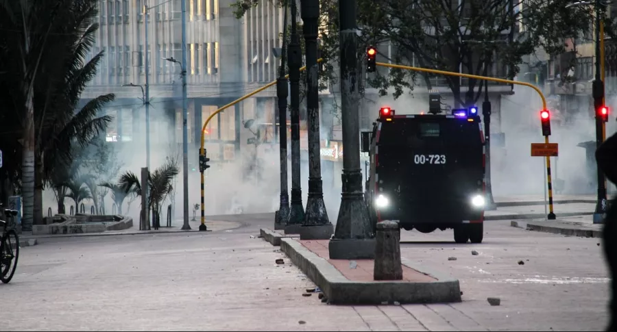 Congresistas sugirieron que el Esmad les tiró gases en marchas del 21 de septiembre en Bogotá.