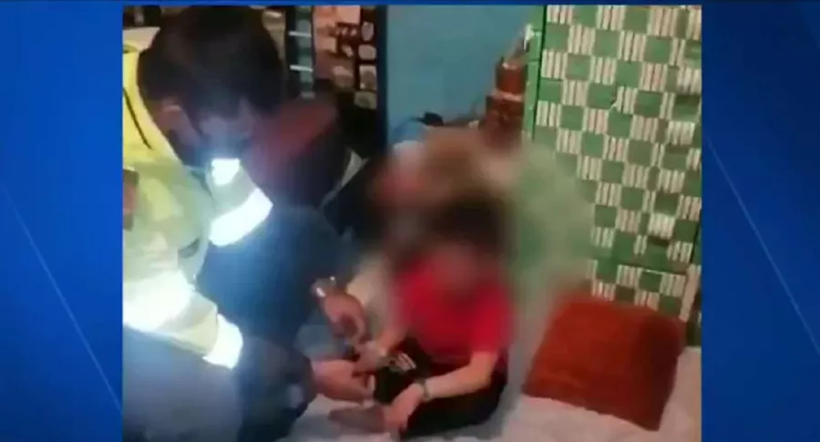 Imagen del momento en que rescatan a niño que habría sido torturado, en Cundinamarca