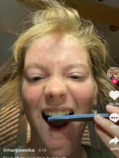 Capturas de pantalla de mujer limándose los dientes en TikTok