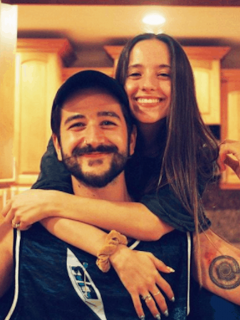 Camilo y Evaluna el día que obtuvieron las llaves de su nueva casa, que aparece en el video de la canción 'Vida de Rico'