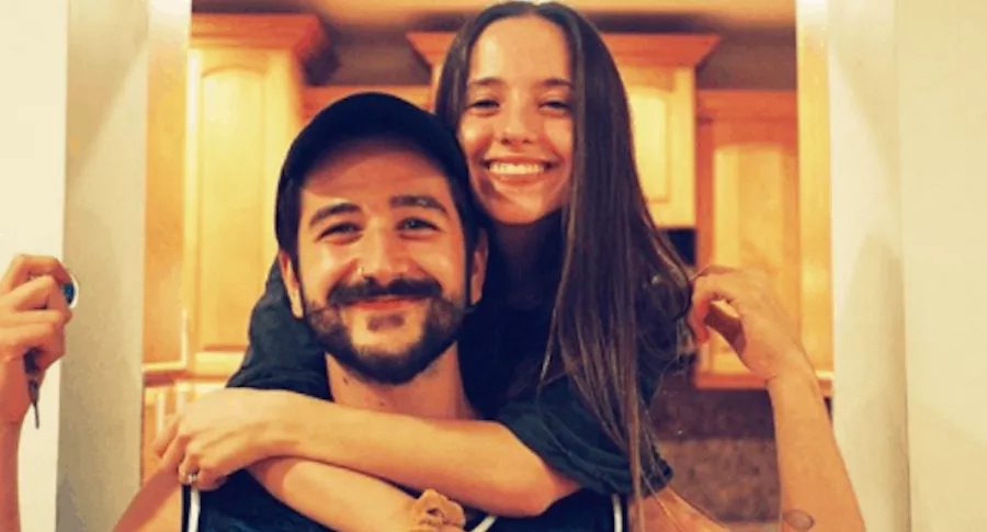 Camilo y Evaluna el día que obtuvieron las llaves de su nueva casa, que aparece en el video de la canción 'Vida de Rico'