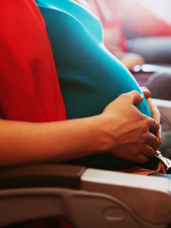 Mujer embarazada en avión, ilustra nota de bebé que nació en pleno vuelo