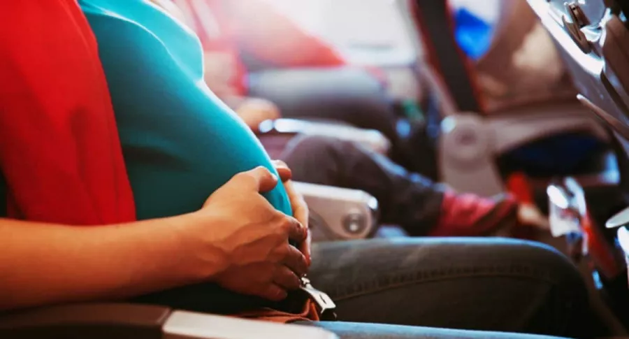 Mujer embarazada en avión, ilustra nota de bebé que nació en pleno vuelo