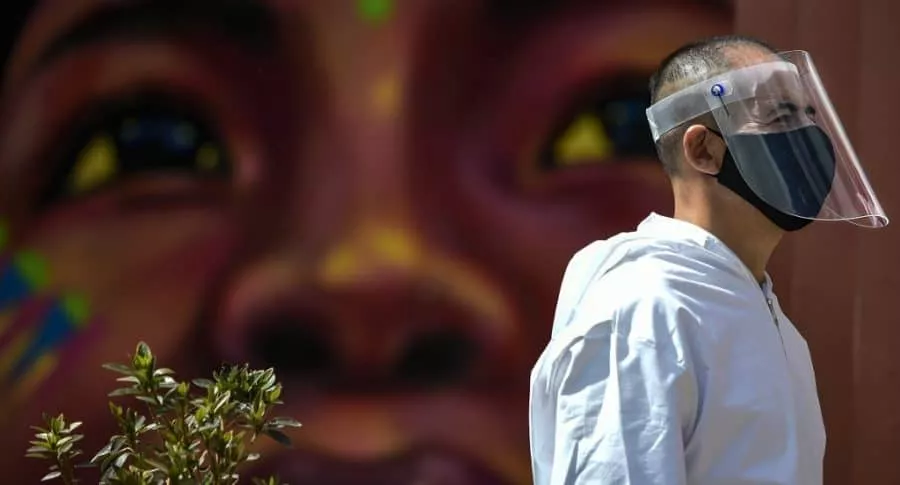 Hombre con máscara y traje antifluidos en el Chorro de Quevedo, Bogotá