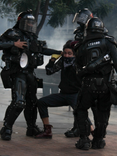 Agentes del Esmad con protestante en marchas del 21 de septiembre de 2020. Corte exige que Gobierno se disculpe por abusos de Policía