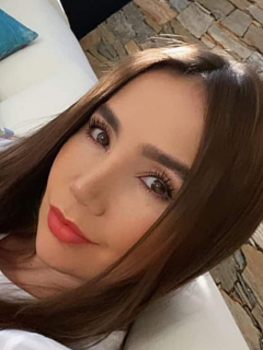 Paola Jara, cantante a la que fans le dicen que parece embarazada de Jessi Uribe por una foto en un concierto.