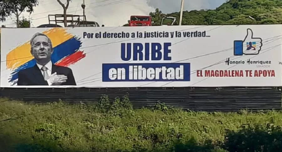 Un senador uribista denunció que el dueño de un predio en Santa Marta tuvo que desmontar una valla por la libertad de Uribe por amenazas de muerte.
