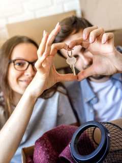 Imagen de pareja estrenando casa para ilustrar nota sobre los nuevos proyectos de vivienda de interés social de compensar
