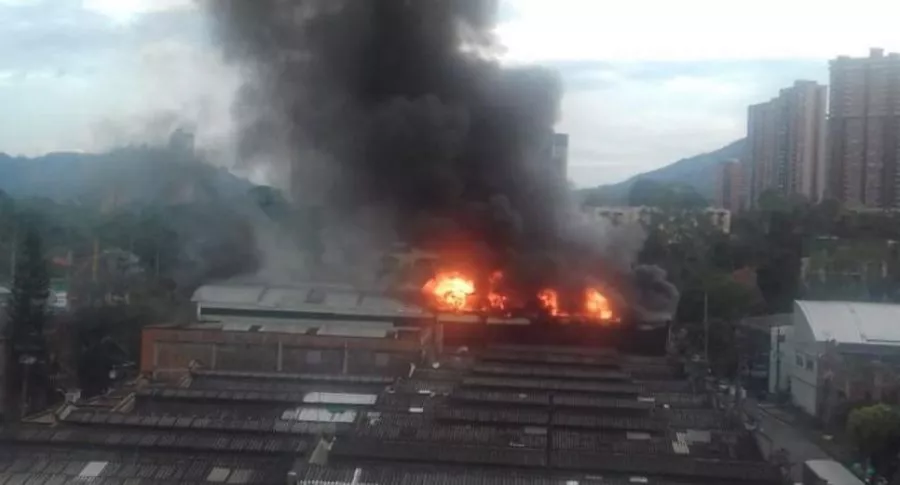 Foto de incendio que se desató en Ditaires, Itagüí