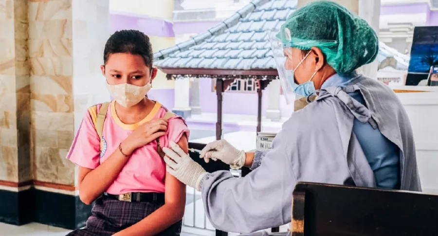 Una niña recibe una vacuna como la que podría necesitarse para inmunizar a la población del coronavirus.