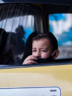 Un niño porta tapabocas por la pandemia de COVID-19 en Bogotá, donde la contaminación también ha matado a cientos de personas.