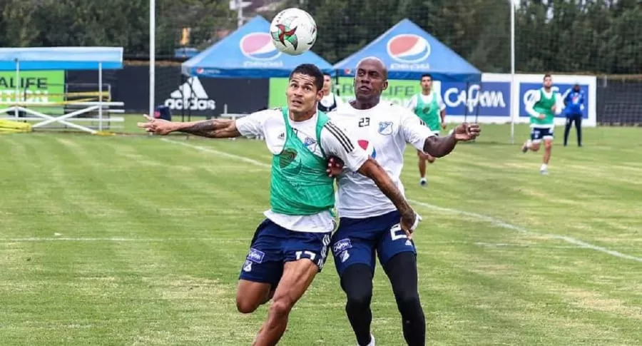 Ayron del Valle y Felipe Banguero, durante un entrenamiento de Millonarios.