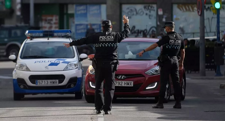 Policías controlan el movimiento de personas en la localidad de Fuenlabrada, en la región de Madrid, bajo bloqueo parcial por segunda ola de coronavirus.