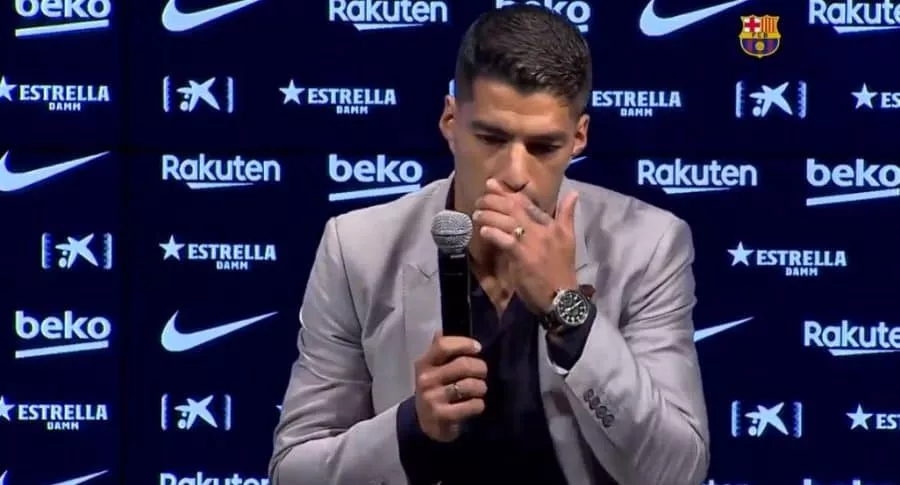 Luis Suárez llorando en el evento de despedida del Barcelona