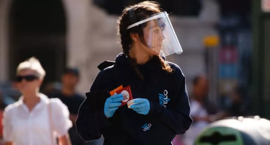 Protector facial, que resultó inútil contra el coronavirus, según estudio