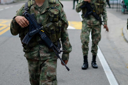 Imagen de militares colombianos ilustra nota sobre incautación de armas que la Fiscalía les hizo a soldados involucrados en la muerte de Juliana Giraldo