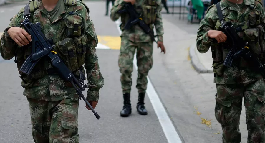 Imagen de militares colombianos ilustra nota sobre incautación de armas que la Fiscalía les hizo a soldados involucrados en la muerte de Juliana Giraldo