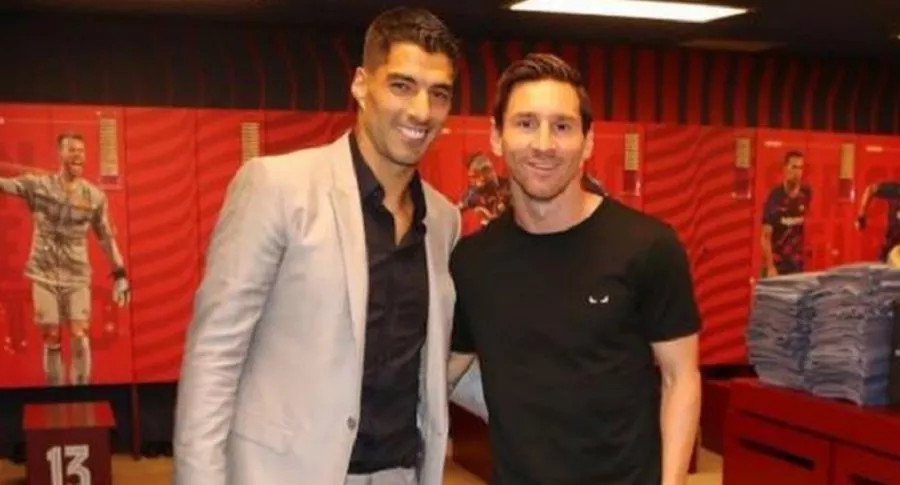 Luis Suárez en su despedida del Barcelona y Lionel Messi, quien criticó a los directivos del club por cómo se marchó el uruguayo