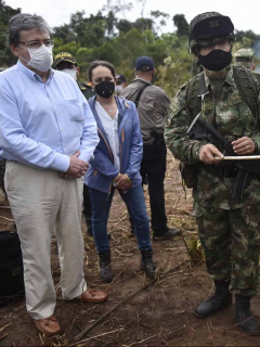 Ministro de Defensa, Carlos Holmes Trujillo, criticado por una publicación halagando soldados luego de que uno matara a Juliana Giraldo, y varios militares.