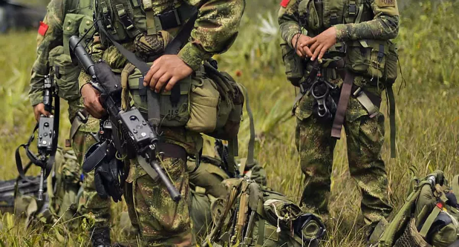 Soldados armados ilustran artículo Esposo de Juliana Giraldo dejó papeles y quiso evitar uniformados.