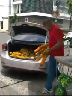 Conductor de carro se lleva plante de vendedor ambulante que le pegó a su vehículo