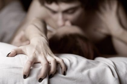 Ilustración de pareja en la cama, a propósito de los tipos de orgasmos que pueden tener hombres y mujeres