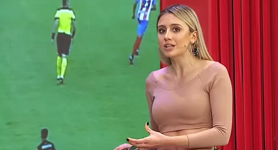 Morena Beltrán analizando fútbol en ESPN.