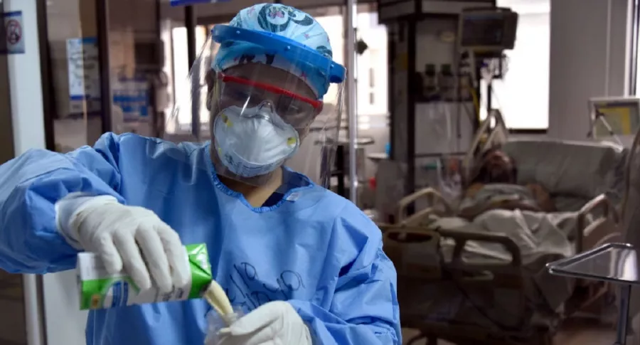 Personal médico que atiende a uno de los miles de enfermos de COVID-19 en Colombia, país que pasó los 25.000 muertos.