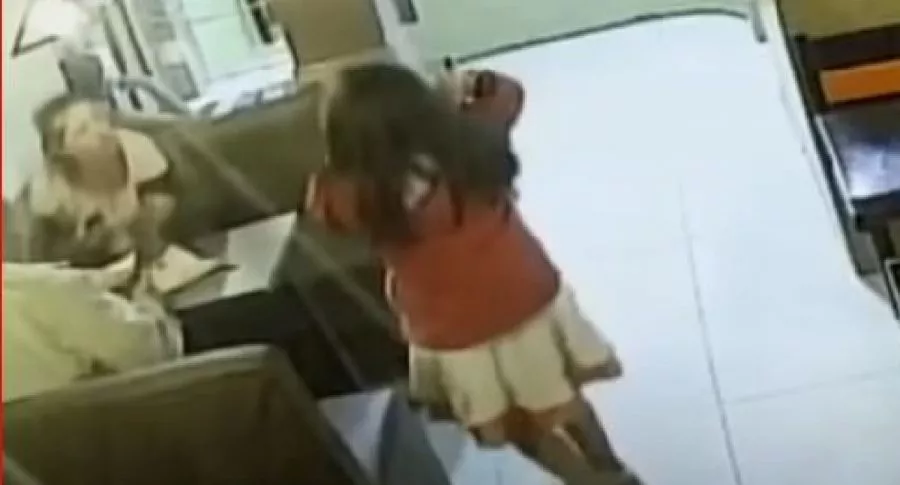 Captura de pantalla del momento en que una niña es golpeada en un restaurante, en Bogotá. 