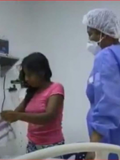 La madre de los niños sigue pendiente de su hija, hospitalizada luego de consumir el purgante