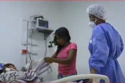 La madre de los niños sigue pendiente de su hija, hospitalizada luego de consumir el purgante