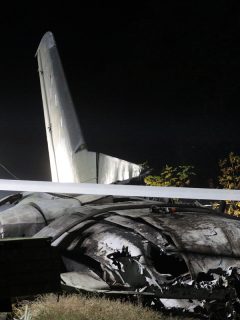 Así quedó el avión Antonov An-26, luego de estrellrse cerca del aeropuerto militar de Chugúyev (Ucrania).