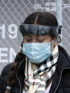 Coronavirus en Colombia: casos y muertos hoy septiembre 26. Mujer con máscara en Bogotá.