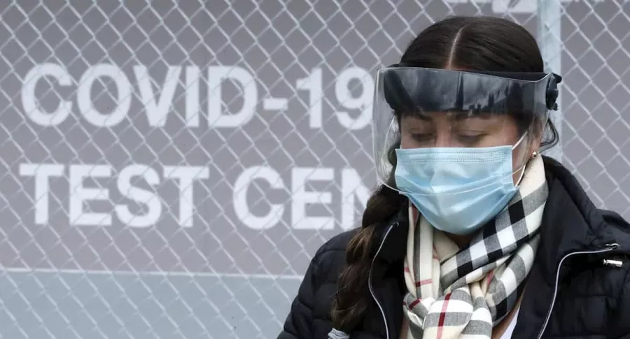 Coronavirus en Colombia: casos y muertos hoy septiembre 26. Mujer con máscara en Bogotá.