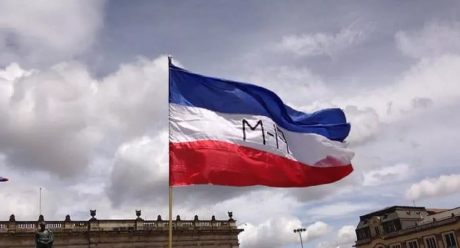Imagen de bandera de M-19, que ilustra nota de concejales que pedirán no hacer monumento a paz con M-19